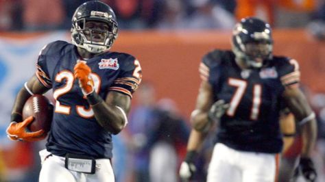 050715-NFL-Chicago-Bears-Devin-Hester-Israel-Idonije-PI-JE.vadapt.664.high.73